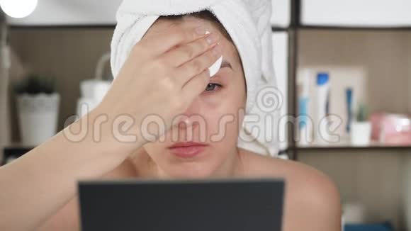 女孩擦她的脸盥洗室里漂亮的女人头发上有白色毛巾照镜子用视频的预览图