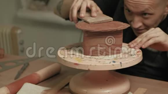 陶瓷在车间工作视频的预览图