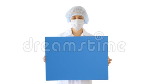 戴着面具的女医生拿着白色背景上的空板视频的预览图