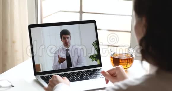 女性远距离工作人员与行政视频通话电话为笔记本电脑视频的预览图