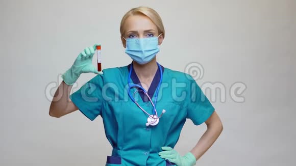医生护士戴防护面罩和手套的妇女持有COVID19阳性血检视频的预览图