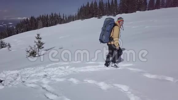 冬天一个背着背包的人在山里旅行视频的预览图