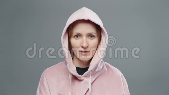 穿粉红色运动衫发烧的女人视频的预览图