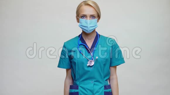 戴防护面罩及手套的医生护士展示手机视频的预览图