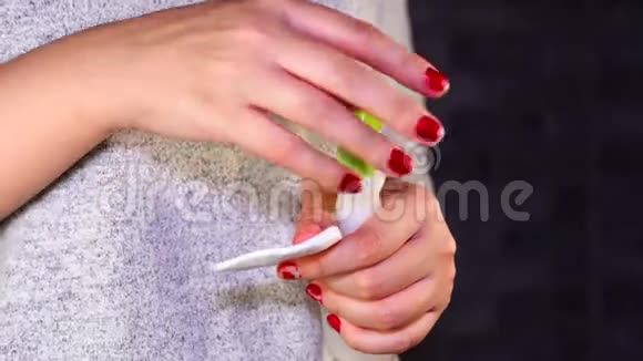 女人用指甲油去除剂去除红色指甲油女士去掉指甲油女人的手除掉红指甲视频的预览图