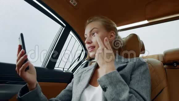 特写女人在车上打视频电话在车上庆祝胜利的前妻视频的预览图