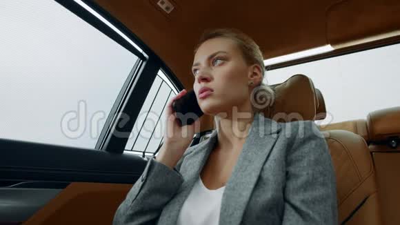 愤怒的女人开车打手机女商人在车上打电话视频的预览图