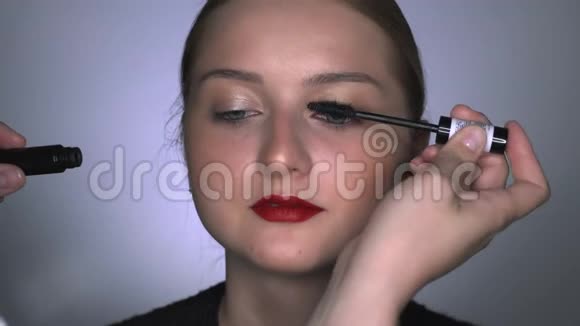 化妆师为美容工作室的年轻女性制作专业化妆化妆艺术家画睫毛膏视频的预览图