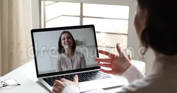 快乐少女视频电话朋友笔记本电脑屏幕特写视频的预览图