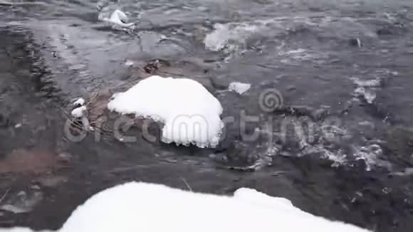 水流带雪视频的预览图