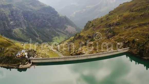 阿尔卑斯山的人造水坝视频的预览图