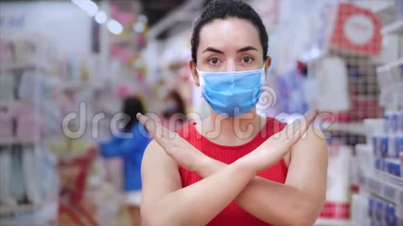 一名戴冠状病毒流行面具的欧洲妇女在超市购物选择厕所视频的预览图