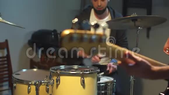 慢动作鼓手和他的乐队在车库里演奏视频的预览图