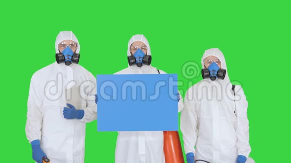 一组流行病学家穿着保护制服在绿色屏幕上拿着空白标语牌Chroma键视频的预览图