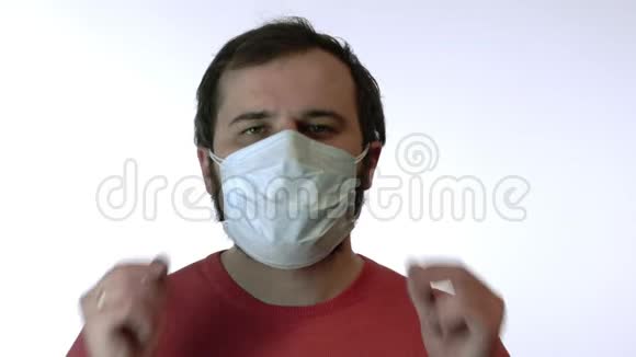 人移除面罩下剩下的一个保护冠状病毒概念视频的预览图