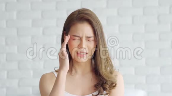 伤心的亚洲女人哭得心碎视频的预览图