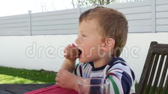 幼儿吃巧克力冰淇淋的肖像视频的预览图