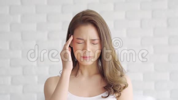 亚洲年轻女子醒来后有偏头痛和头痛视频的预览图