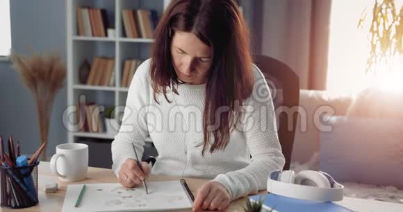 漂亮的女人在家里画画视频的预览图