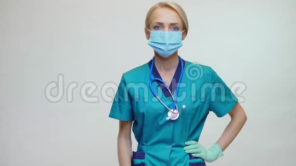 医生护士带听诊器和防护面罩的妇女挥动相机手势视频的预览图