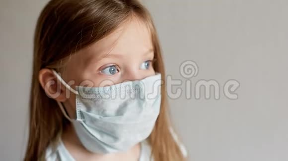 自我隔离和隔离戴着医疗面具的女孩的肖像防止病毒和疾病视频的预览图