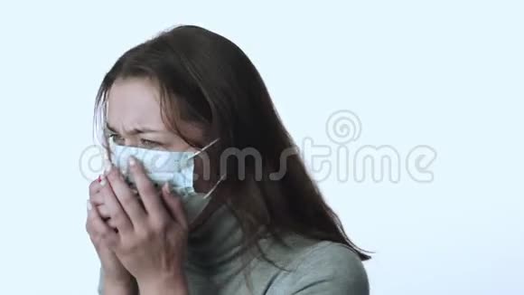 年轻受感染的白人女孩咳嗽得厉害Covid19病毒传播视频的预览图