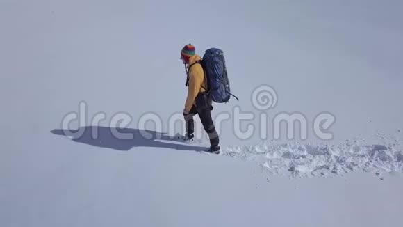 一个背着背包的旅行者穿过雪地视频的预览图