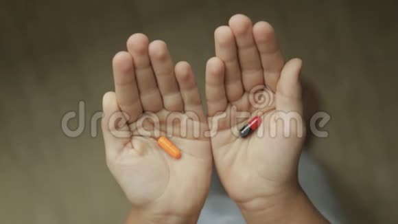 孩子们手里的药视频的预览图