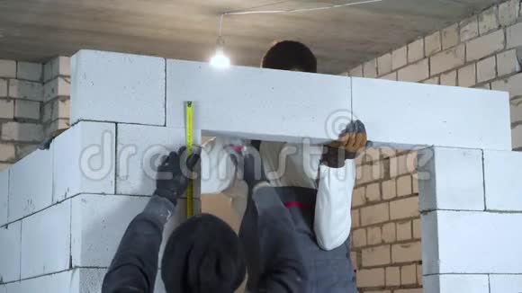 专业建筑工人在施工现场对加气混凝土砌块做标记视频的预览图