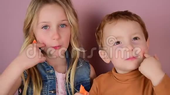 可爱可爱的白种人儿童的特写兄妹扭一个手指视频的预览图