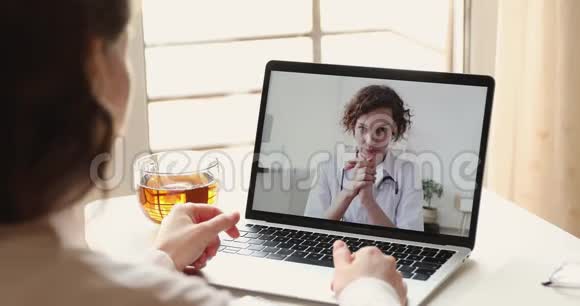 女性病人视频电话女性医生笔记本电脑屏幕视频的预览图