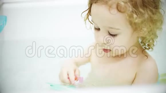 有趣的小宝宝在浴室里刷牙娃娃牙齿视频的预览图