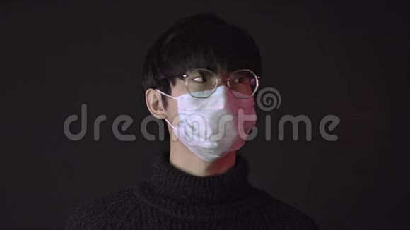 戴着医用口罩眼镜的亚洲男人恐惧地环顾四周科罗纳病毒恐慌视频的预览图