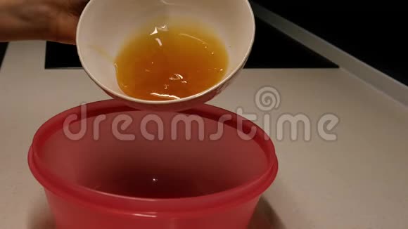 女孩把蜂蜜倒进碗里视频的预览图