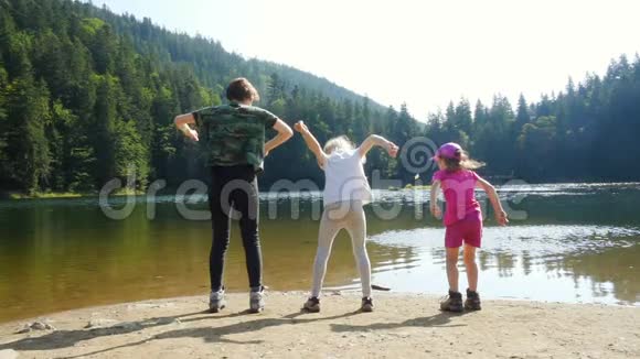快乐的孩子们在森林湖上度过暑假视频的预览图