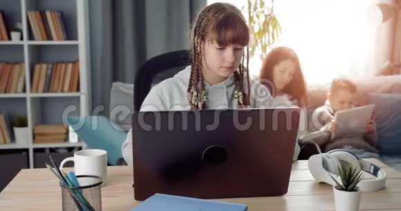 在检疫期间学习笔记本电脑的漂亮女孩视频的预览图