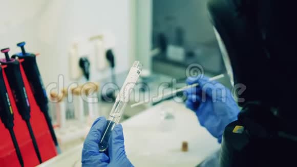 一名实验室工作人员正在对带有covid19试验的玻璃管进行分析科学家测试了Covid19冠状病毒的样本视频的预览图