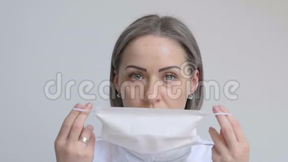戴口罩的女性医生被隔离在白色背景下视频的预览图