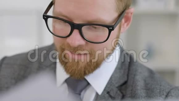戴眼镜的人在电脑上工作的肖像视频的预览图