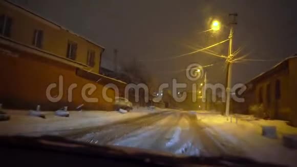 冬天的城市从车窗视频的预览图