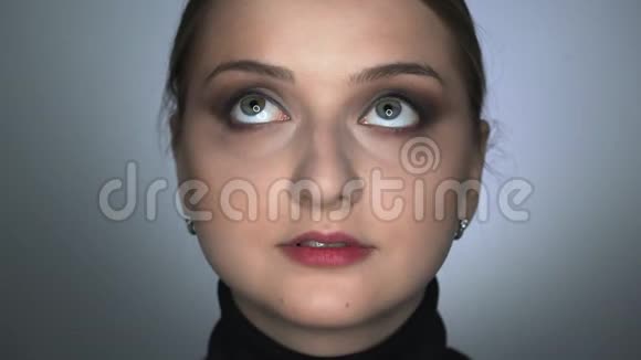 化妆师在美容工作室为年轻女性做专业化妆化妆师用大的粉末视频的预览图