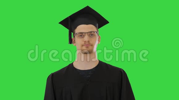 年轻的毕业生咳嗽在绿色屏幕上生病Chroma键视频的预览图