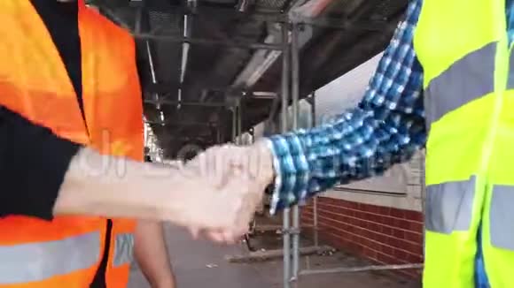 握手的工程师视频的预览图