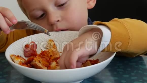 三岁的可爱幼童吃意大利面视频的预览图