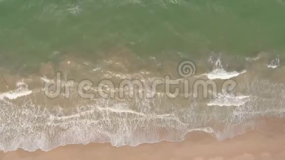 航拍无人机从海洋海浪美丽的海浪中一个接一个地拍摄画面视频的预览图