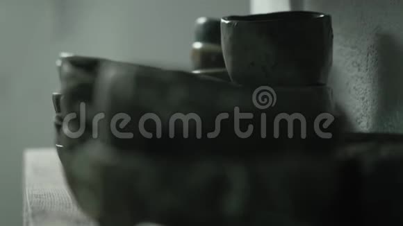 架子上的陶瓷器皿视频的预览图