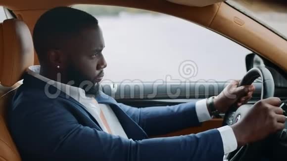 车上独自驾驶的非洲男子侧视非洲男子乘坐现代车辆视频的预览图