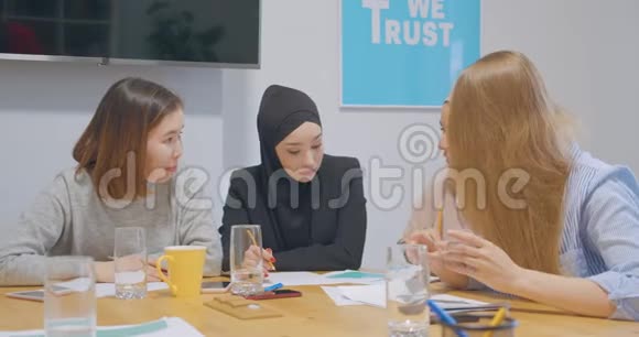 四位充满自信的女同事年轻的办公室图计划商业笑视频的预览图