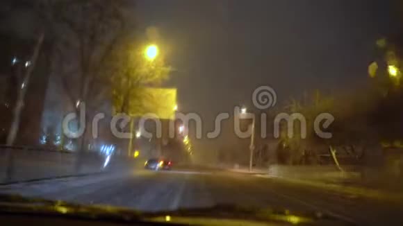 冬天的城市从车窗视频的预览图