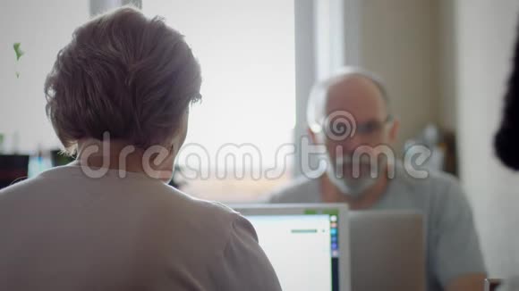 成熟的夫妇在家工作视频的预览图